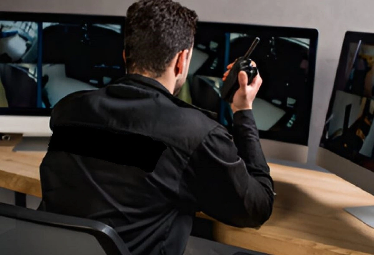 vigilante patrimonial monitorando imagens de CFTV